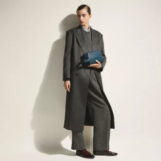 Bolso de mano para artículos de aseo en piel con relieve de avestruz