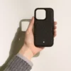 Funda rígida Sartorial para el iPhone 16 Pro de Apple