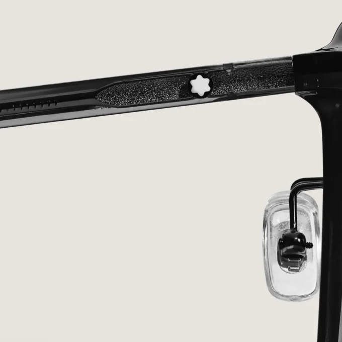 Gafas de sol ovaladas con montura de acetato negro.