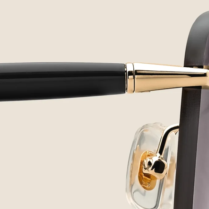 Gafas de sol redondas con montura metálica dorada